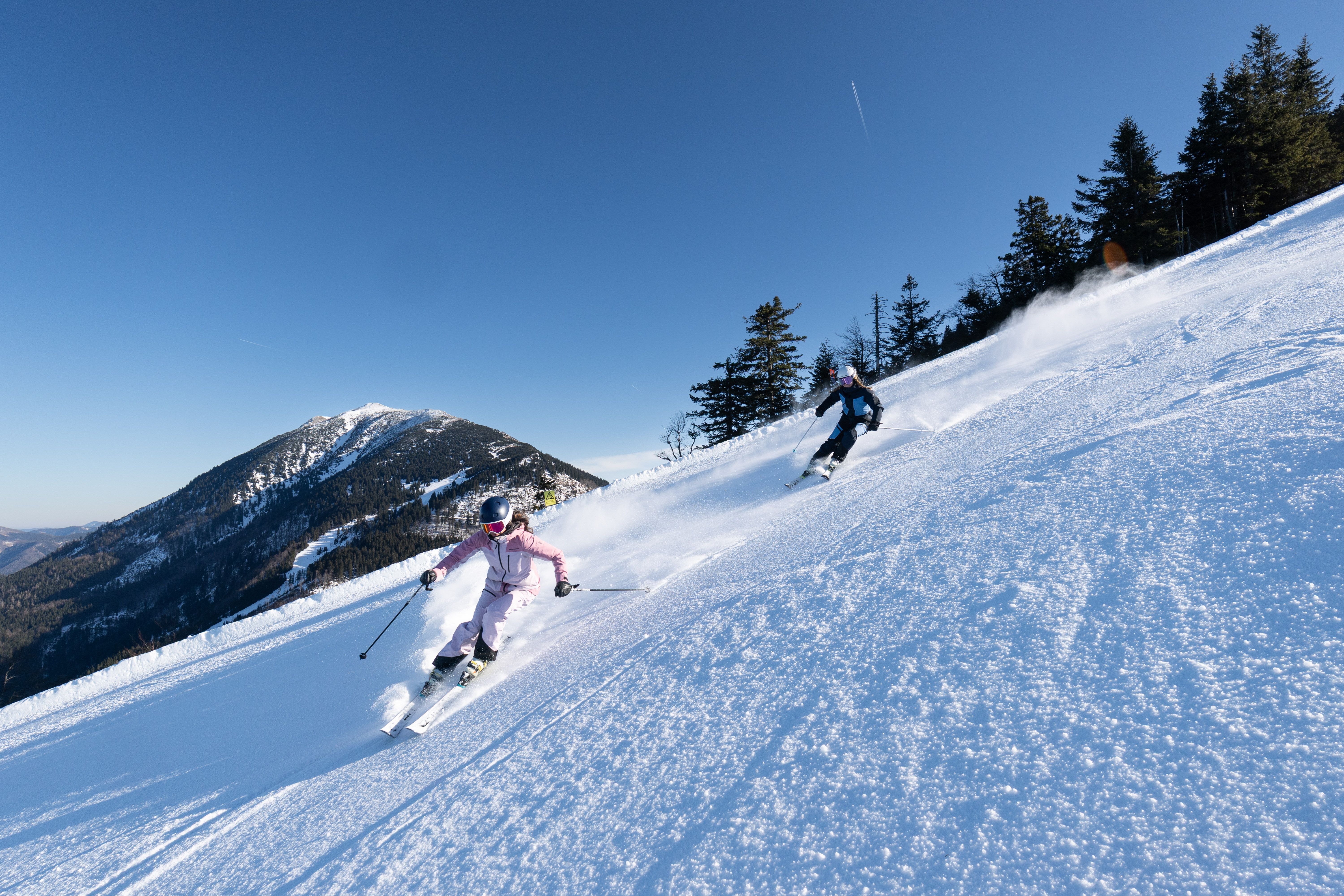 zwei Skifahrer mit Ötscher im Hintergrund