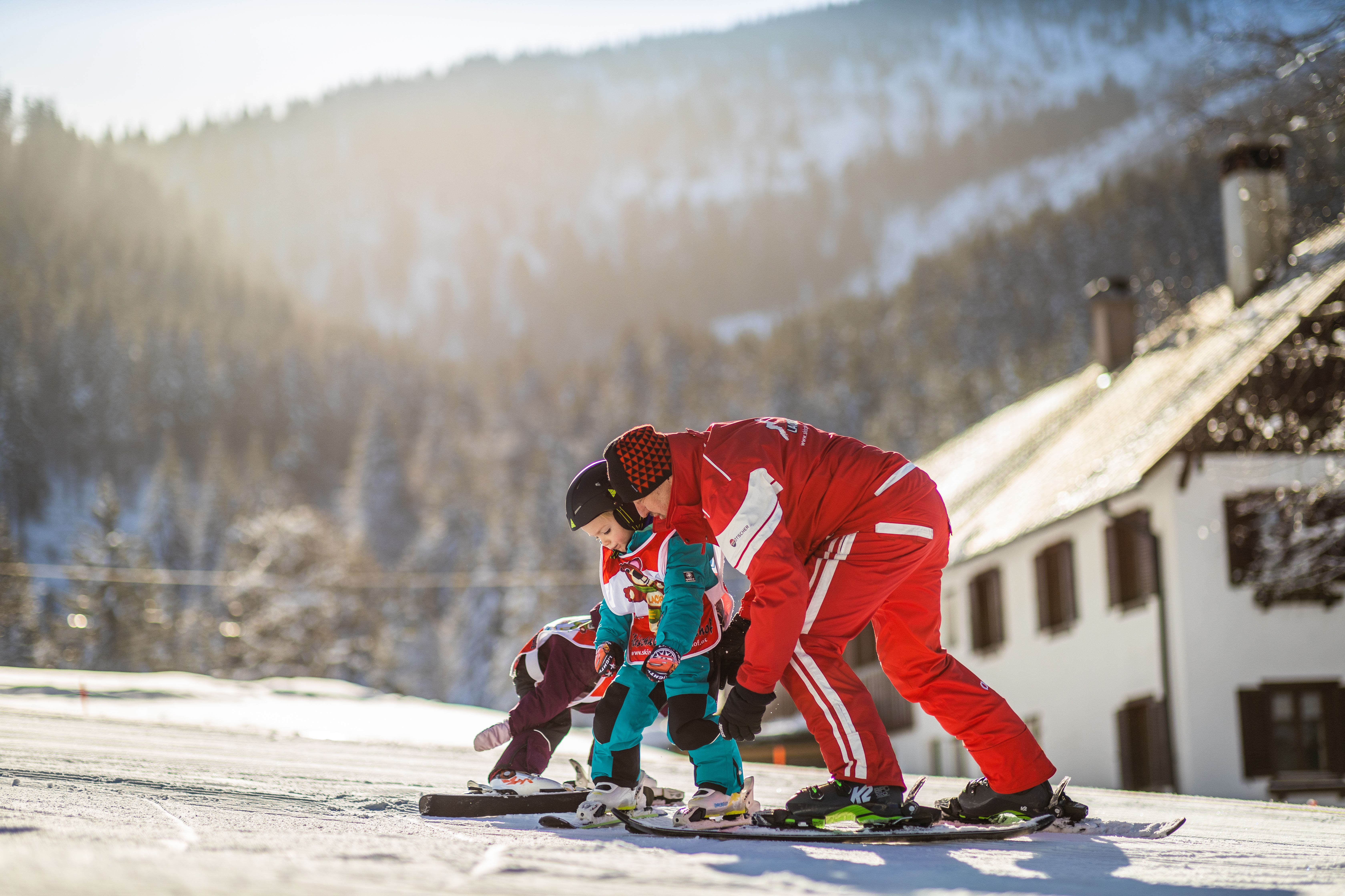 Kinder mit Skilehrer