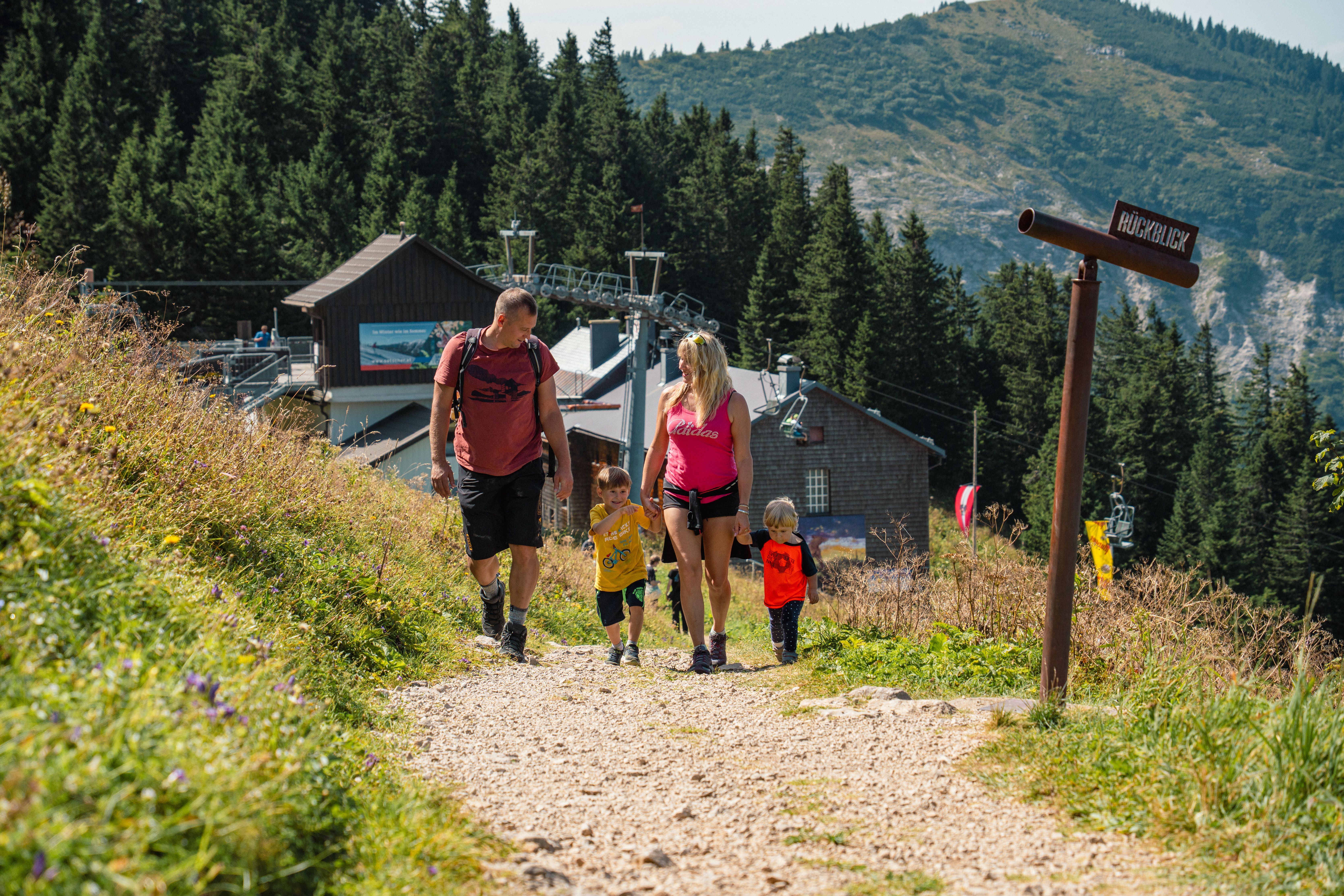 Familie am Weg zum Hüttenkogel