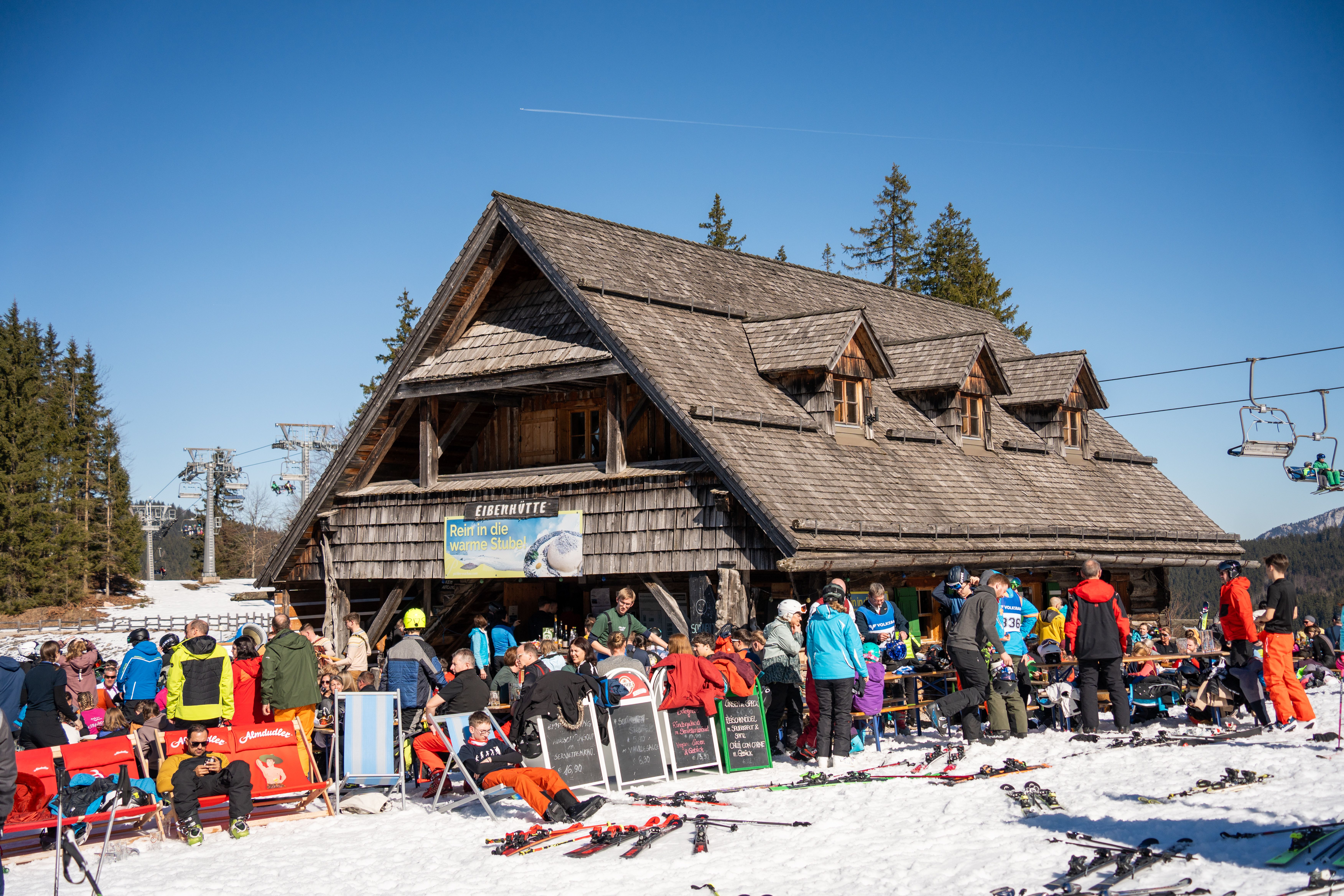 Eibenhütte mit ganz vielen Menschen