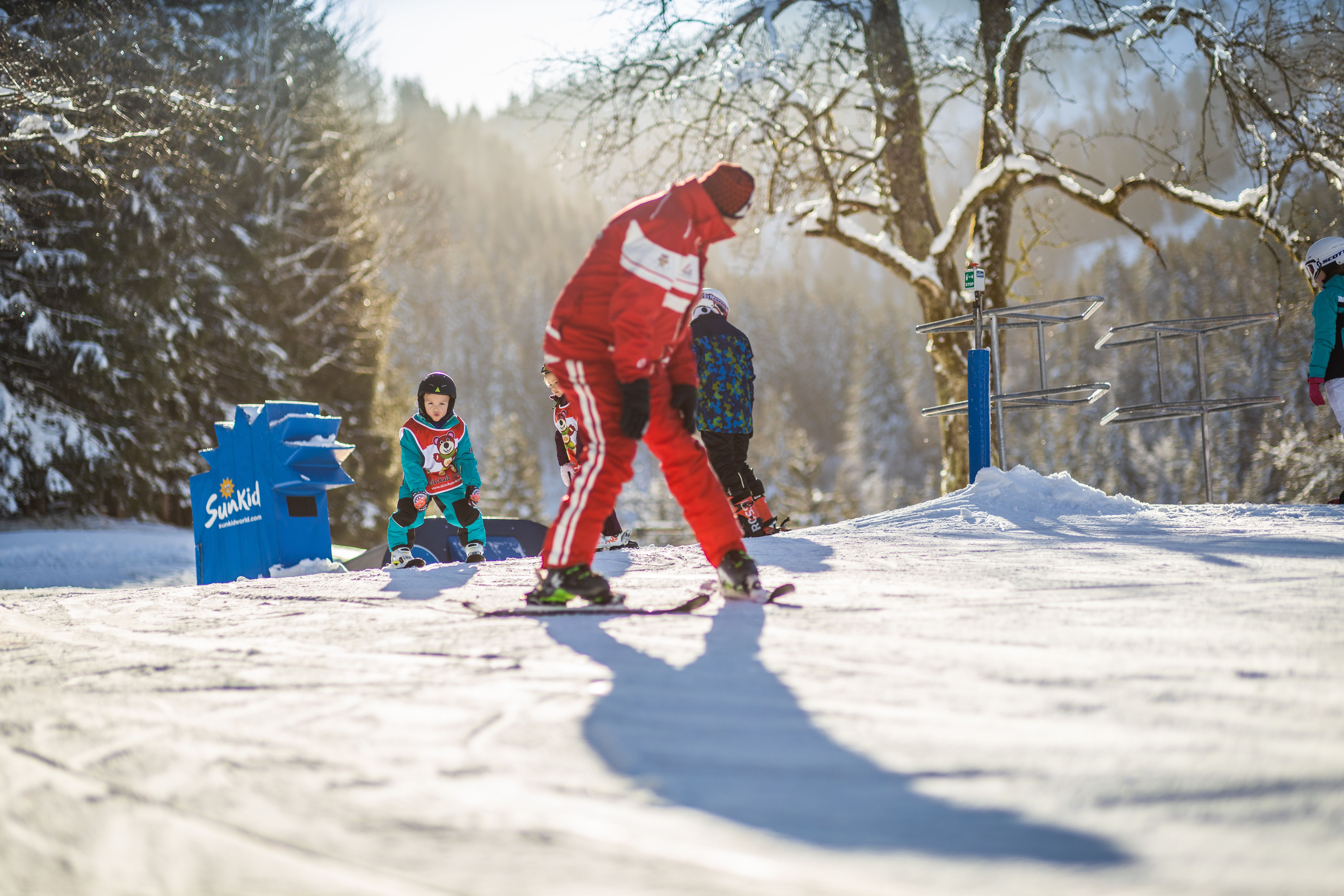 Kinder mit Skilehrer