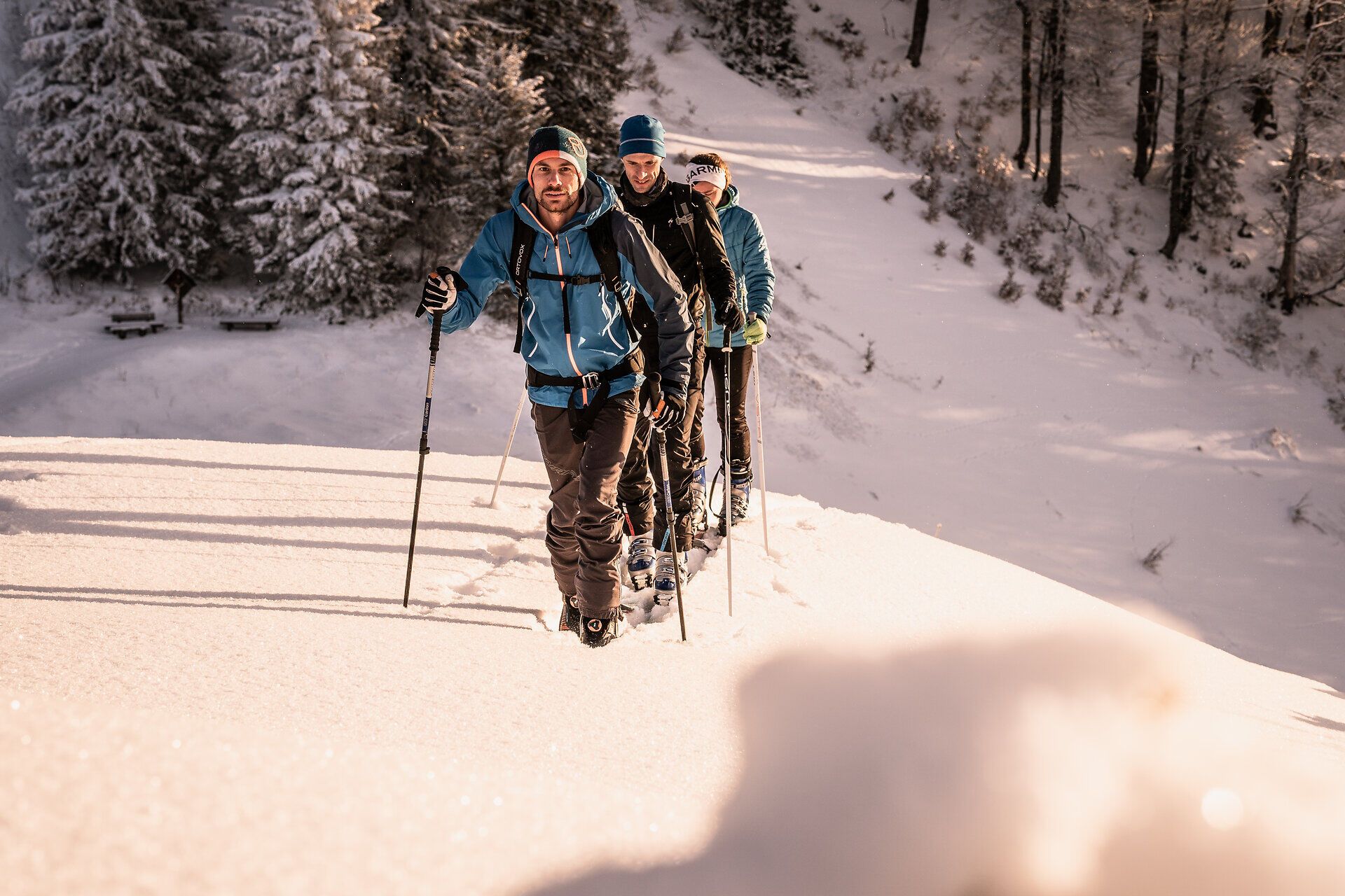 Kleine Skitouren am Kleinen Ötscher im Mostviertel bieten genussvolle Aufstiege und ruhige Abfahrten inmitten der winterlichen Ybbstaler Alpen. Die sanften Routen rund um den Kleiner Ötscher sind ideal für Einsteiger:innen und Genießer:innen, die abseits des Trubels Natur, Bewegung und alpine Stille erleben möchten.