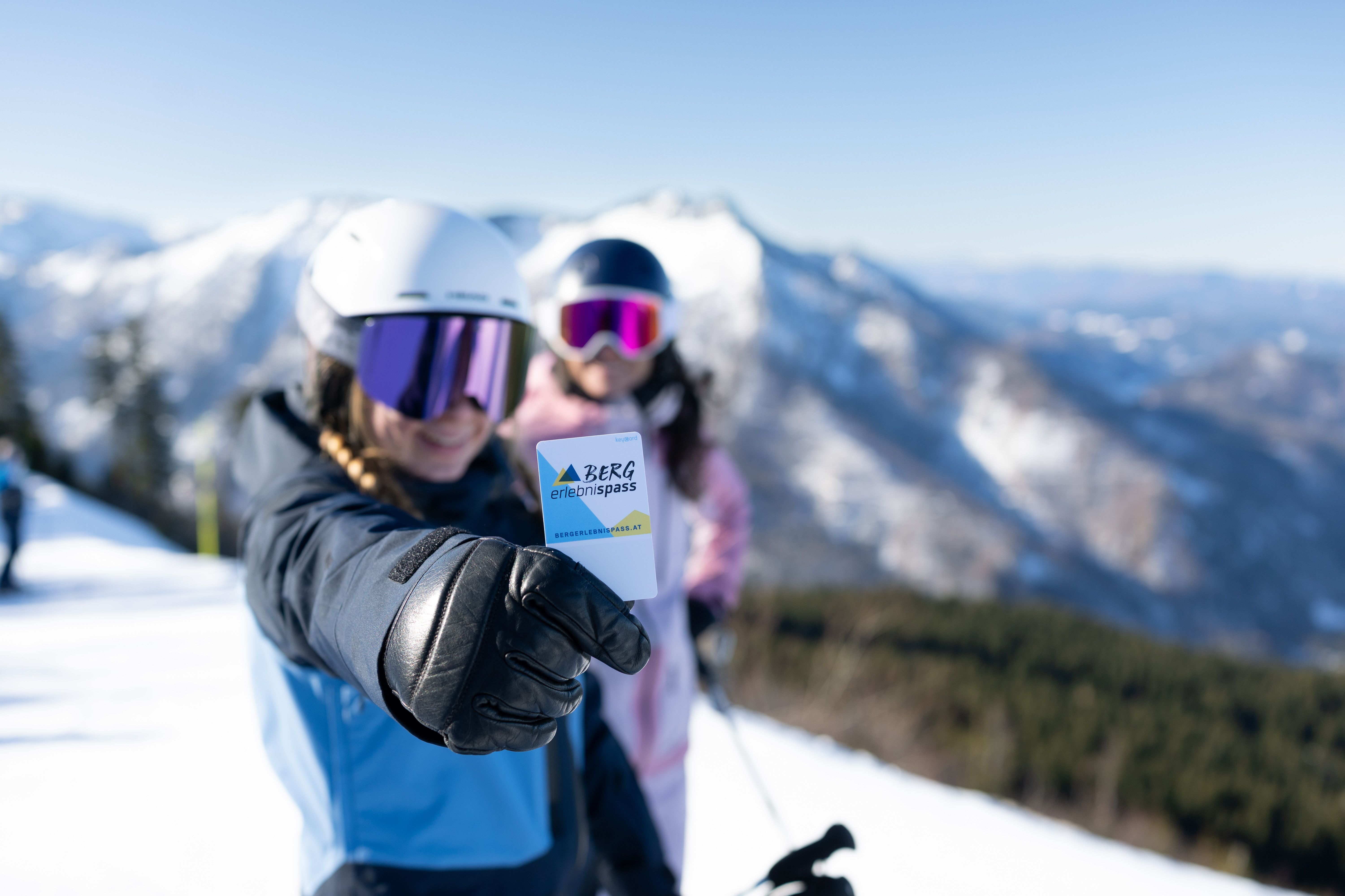 Zwei Personen mit Skiticket