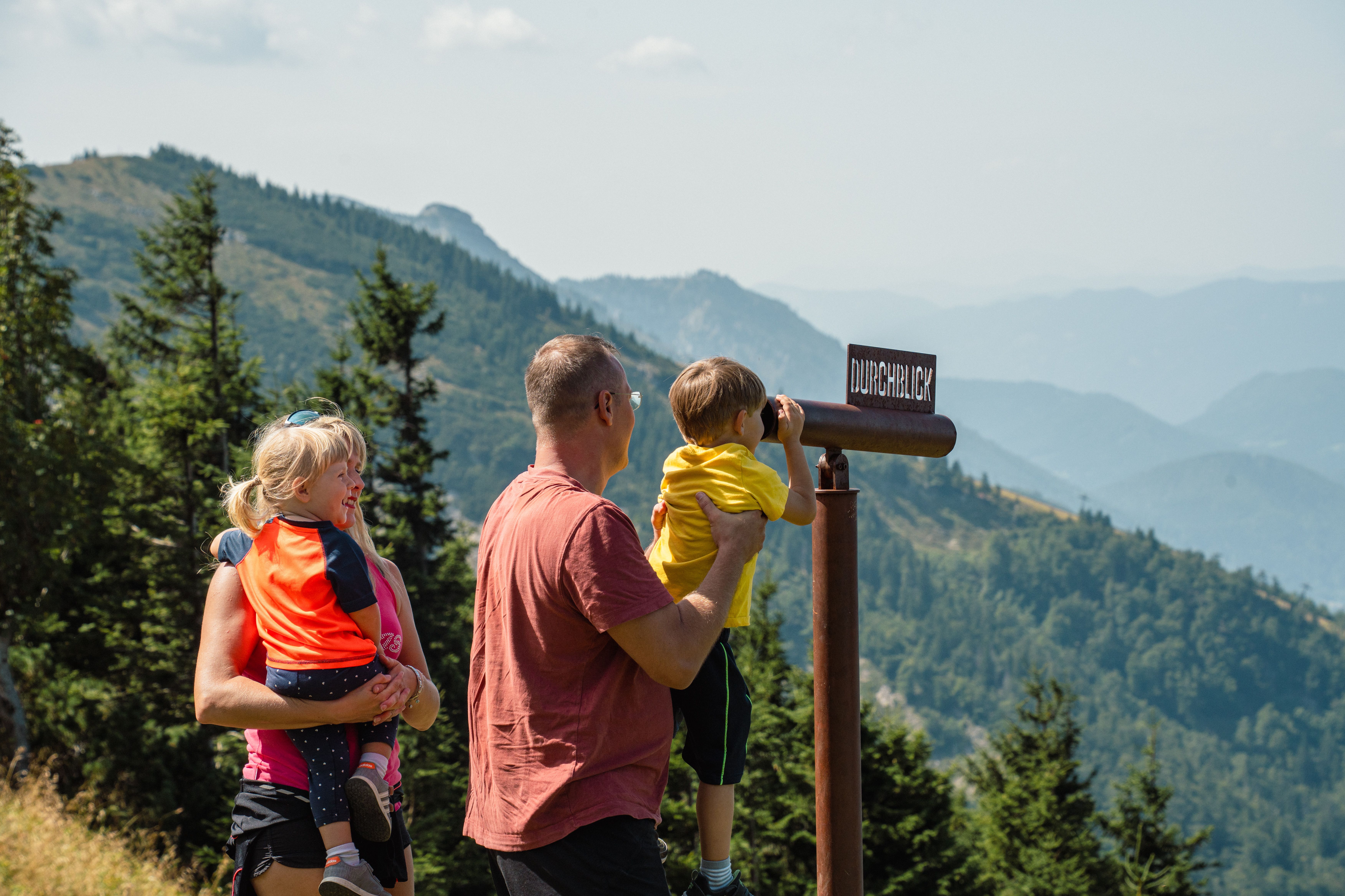 Famlie bei Fernrohr am Ötscher