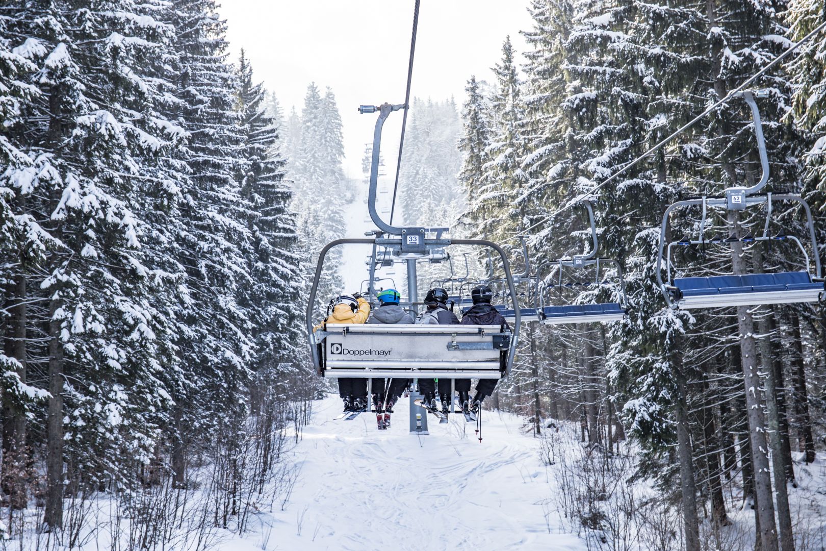 4 Personen auf Sesellift 