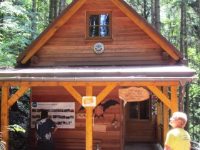 Am Eingang zur Tropfsteinh&ouml;hle, &copy; Mostviertel