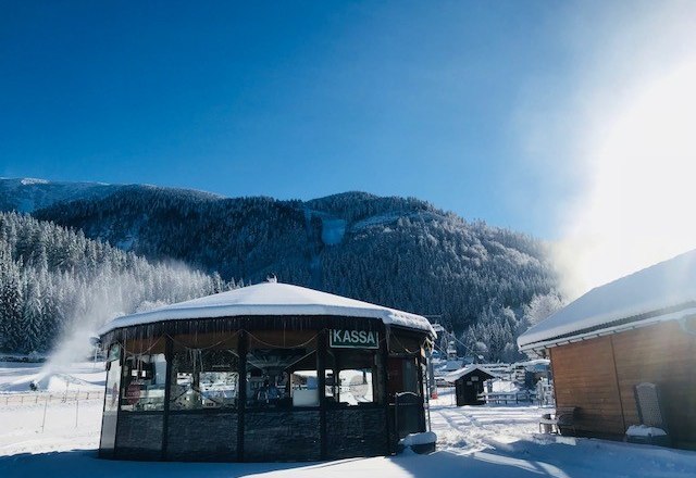 The &Ouml;tscher umbrella bar in winter, &copy; &Ouml;tscherlift